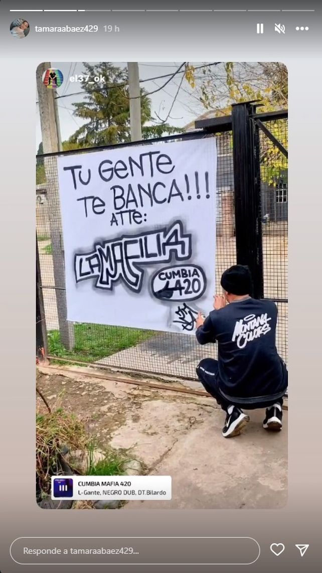 Un grupo de seguidores de L-Gante le mostró su apoyo afuera del establecimiento donde se está detenido. Un grupo de seguidores de L-Gante le mostró su apoyo afuera del establecimiento donde se está detenido.