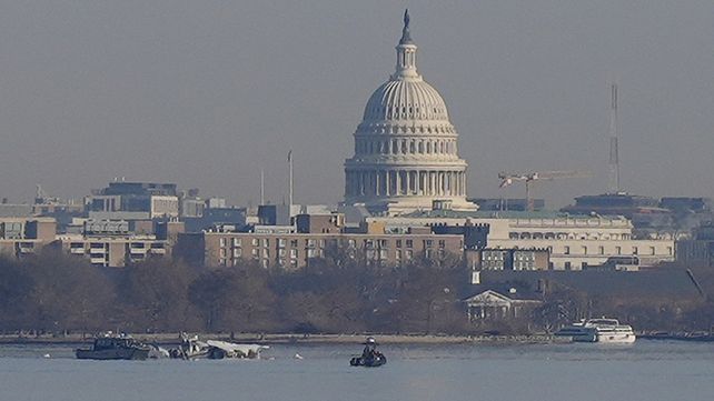 Las autoridades aclararon que no habría sobrevivientes del choque entre un avión y un helicóptero en Washington. (Foto AP/Carolyn Kaster)