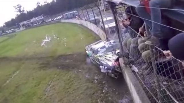 El terrible susto de un aficionado por un accidente en el TC Pista