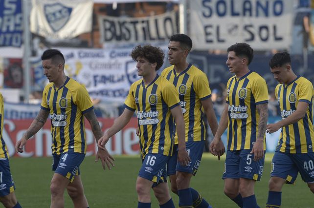 Central debe levantar cabeza. Los jugadores canallas se retiran cabizbajos tras la dura eliminación en cancha de Belgrano ante Quilmes.