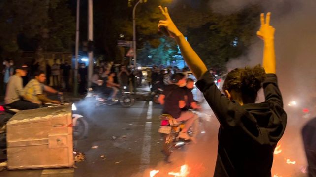 Irán: se extienden protestas por la muerte de Mahsa Amini. La joven de 22 años fue arrestada por mostrar el cabello por el velo islámico mal colocado.