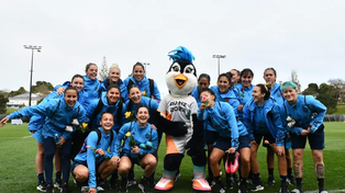 El seleccionado argentino femenino entrenó en Nueva Zelanda y luego posó con la mascota del Mundial.