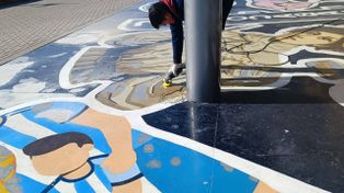 Qué daña la pintura de El Aura, una de las estructuras más visitadas por los rosarinos