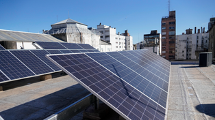 Paneles solares que producen energía solar en el techo del Banco Municipal, en pleno centro de la ciudad.