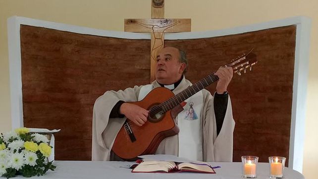 guitarrero. En la Unidad Penal N°1 celebra la Eucaristía y también anima la misa con su guitarra para alegría de los privados de su libertad.&nbsp;