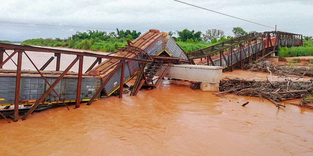 Un puente colapsó en Salta justo cuando pasaba un tren