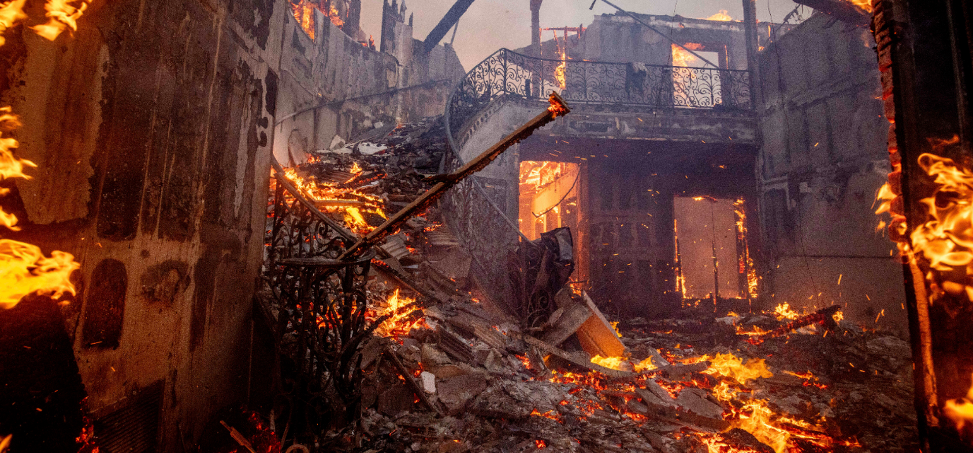 Varias mansiones de una de las zonas más exclusivas de Los Ángeles arden tras el paso del fuego.