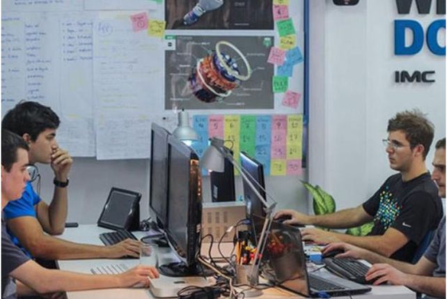 Cuatro jóvenes santafesinos y un bonaerense crearon una lámpara inteligente para el mercado europeo.