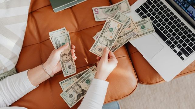 El dólar blue registró un fuerte aumento este lunes