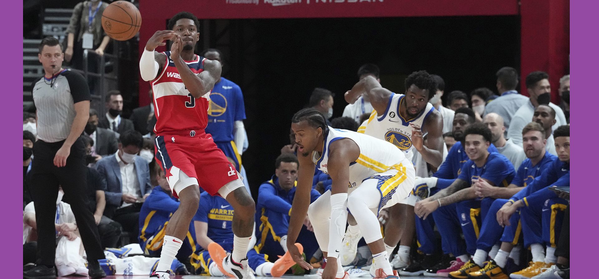 Bradley Beal, de los Washington Wizards, a la izquierda, pasa el balón alrededor de Moses Moody, de los Golden State Warriors, y Andrew Wiggins durante el partido de baloncesto de la NBA de pretemporada, el viernes 30 de septiembre de 2022, en Saitama Super Arena, en Saitama, al norte de Tokio.