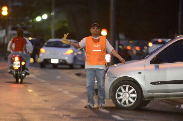 Con pecheras. La iniciativa propone que cada cuidador esté identificado y pueda extender un recibo del importe abonado.