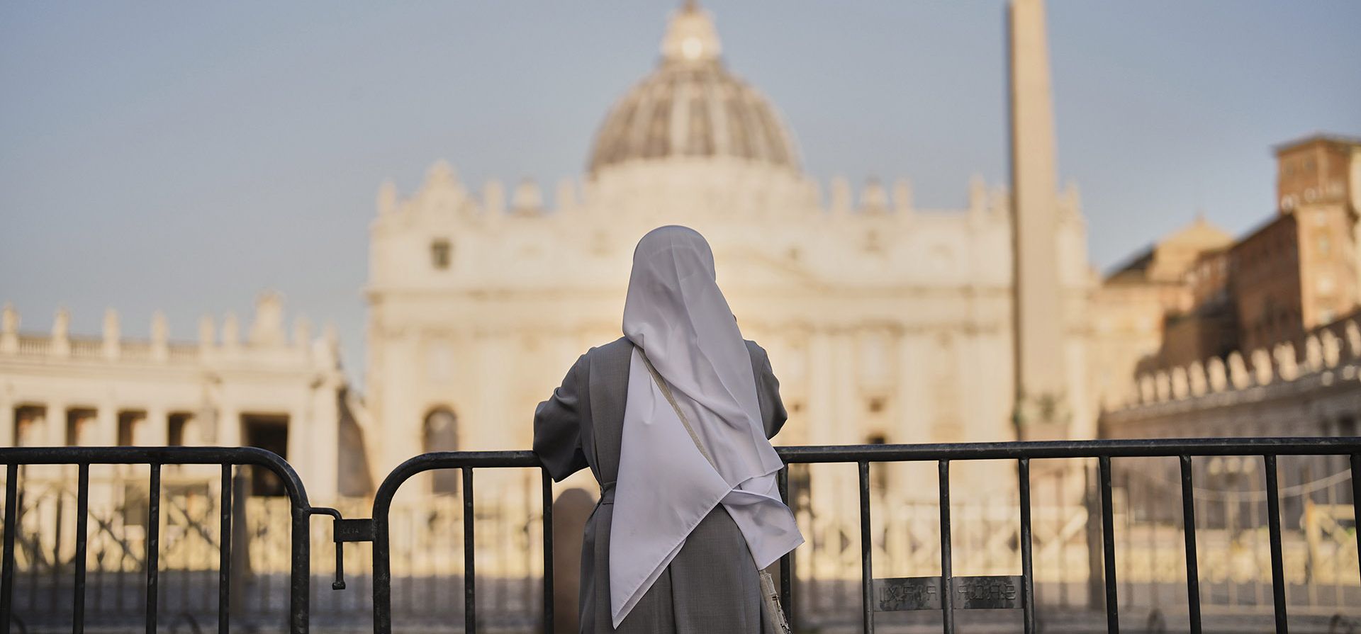Una monja en la Plaza de San Pedro del Vaticano, el martes 22 de abril de 2025. (Foto AP/Francisco Seco) Una monja en la Plaza de San Pedro del Vaticano, el martes 22 de abril de 2025. (Foto AP/Francisco Seco)