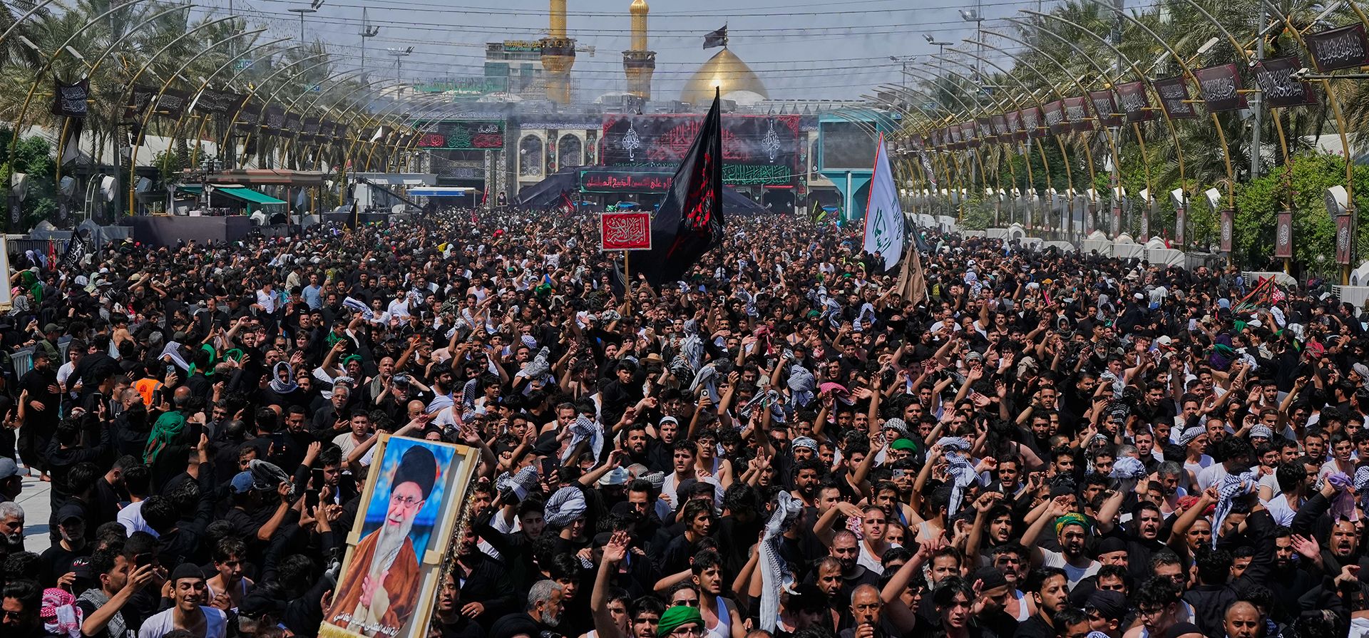 Fieles chiítas se congregan entre los santuarios sagrados del Imam Abbas y el Imam Hussein durante el Arbaeen, que marca el final del período de luto de 40 días posterior a Ashura, en Karbala, Irak, el martes 4 de agosto de 2026. (Foto AP/Hadi Mizban) Fieles chiítas se congregan entre los santuarios sagrados del Imam Abbas y el Imam Hussein durante el Arbaeen, que marca el final del período de luto de 40 días posterior a Ashura, en Karbala, Irak, el martes 4 de agosto de 2026. (Foto AP/Hadi Mizban)