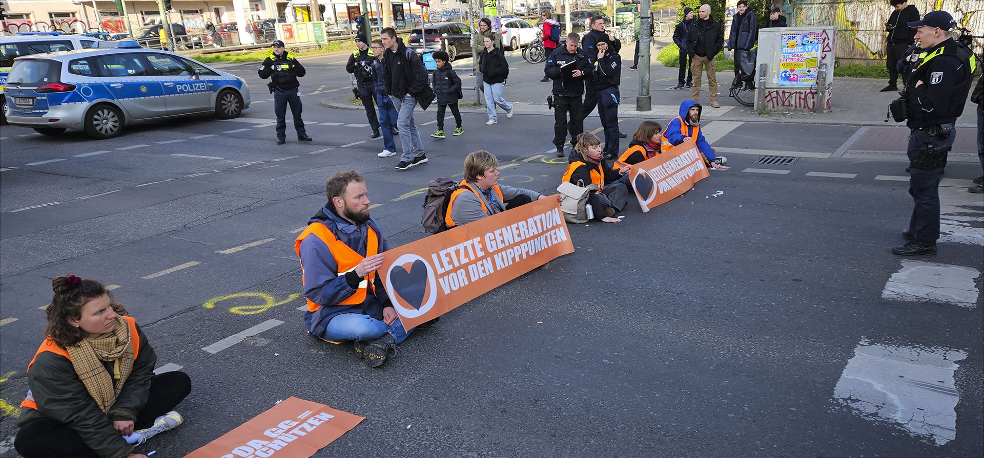 Activistas climáticos bloquean una carretera con otros compañeros durante una protesta climática en Berlín, Alemania, el viernes 28 de abril de 2023. Los activistas climáticos protagonizaron un décimo día consecutivo de protestas en Berlín el viernes, bloqueando carreteras clave durante la hora pico y paralizar partes de la capital alemana. (Foto AP/Frank Jordans)