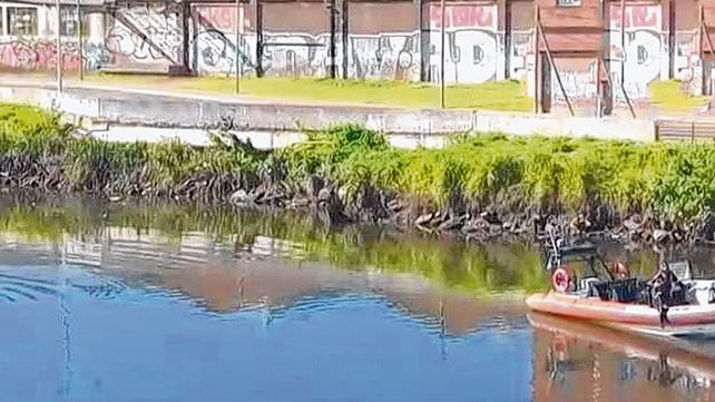 Un niño murió al caer un auto al Riachuelo: su padre no pudo salvarlo