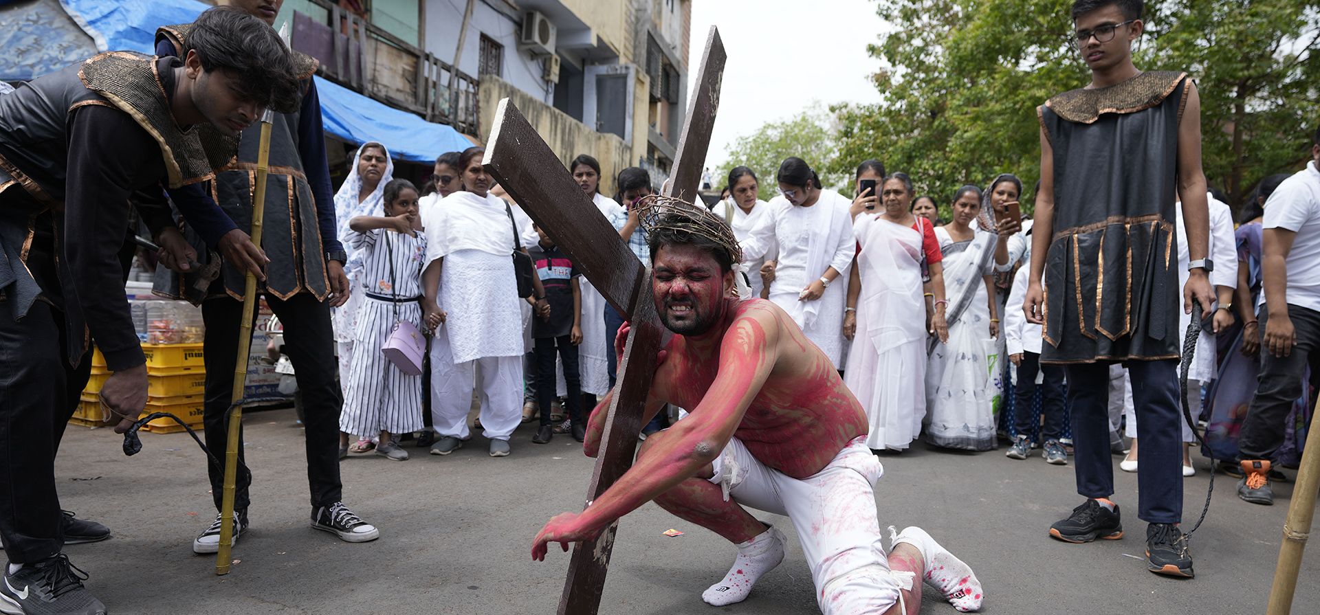 Cristianos indios recrean la crucifixión de Jesucristo para conmemorar el Viernes Santo en Ahmedabad, India, el viernes 7 de abril de 2023. (Foto AP/Ajit Solanki)