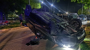 Vuelco en zona sur: un chico de 16 años manejaba una camioneta