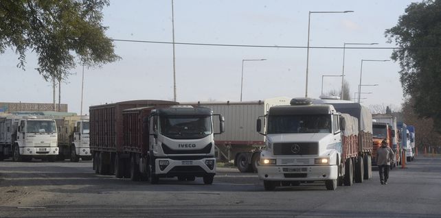 Transportistas llevan adelante una protesta por el aumento de los precios de los combustibles.