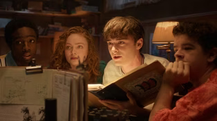 De izquierda a derecha Lucas Sinclair (Caleb McLaughlin), Max Mayfield (Sadie Sink), Will Byers (Noah Schnapp) y Dustin Henderson (Gaten Matarazzo) en el episodio final de Stranger Things