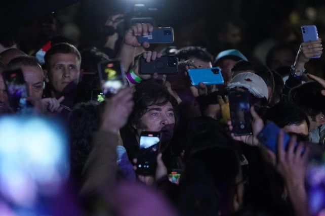 Mientras el periodista se acercaba a Javier Milei para hacerle una pregunta
