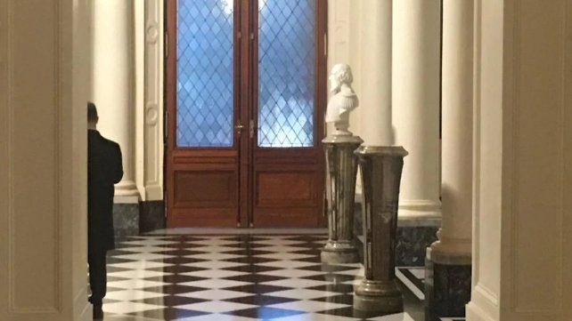 Reubicaron el busto de Néstor Kirchner en Casa Rosada para poner el de Menem