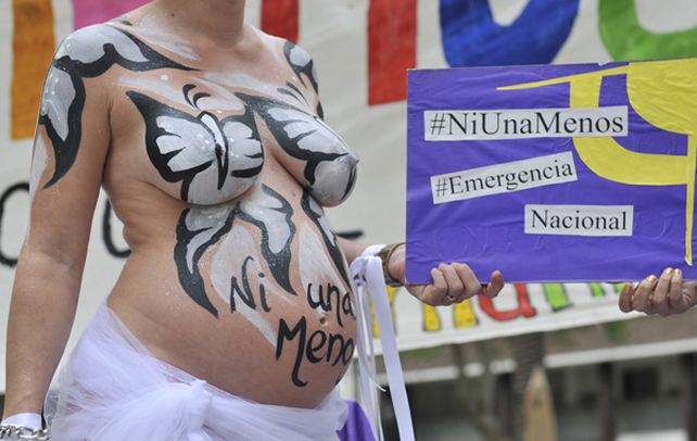 Varias mujeres se pintaron sus cuerpos ayer en el marco de actividades contra la violencia de género. (Virginia Benedetto / La Capital)