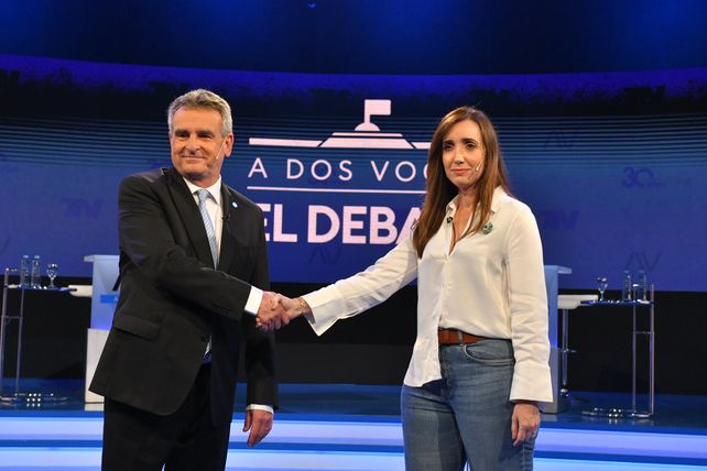 Agustín Rossi y Victoria Villarruel se estrecharon las manos tras el tenso cruce que protagonizaron este miércoles en TN. 