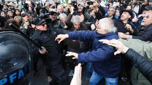 La policía reprimió a jubilados que marcharon contra el veto de Javier Milei