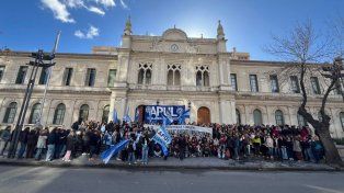 Concentración en la explanada de Rectorado en la UNL durante el pedido de sanción de la ley lograda en el Senado