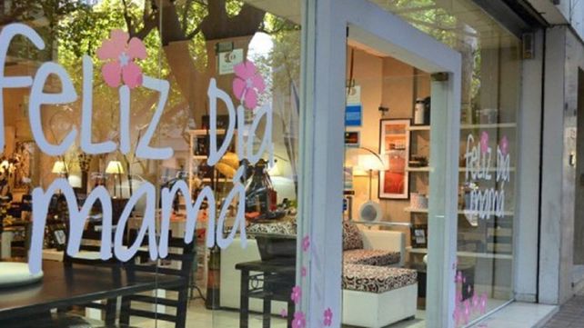 Los comercios del centro se preparan para el Día de la Madre.