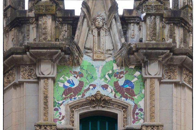 Una imagen de la decoración del frente del Palacio Remonda Monserrat