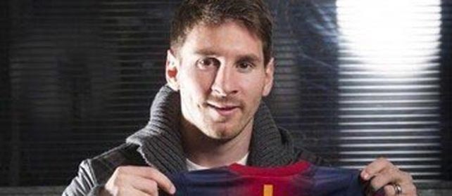 El gran jugador rosarino apareció con una casaca especialmente dedicada. La lució durante uno de los últimos reportajes concedidos a los medios españoles. Abajo