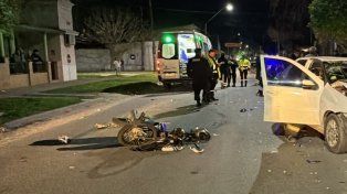 Fuerte choque en Santo Tomé: dos jóvenes que iban en moto fueron hospitalizados