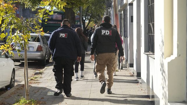 Personal de PDI llega al Colegio del Sur para realizar pericias en la zona donde apareció la bandera