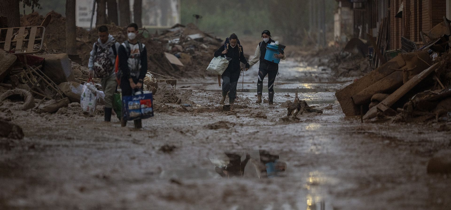 Residentes caminan por calles embarradas en una zona afectada por las inundaciones en Masanasa, Valencia, España, el miércoles 6 de noviembre de 2024. (Foto AP/Emilio Morenatti) Residentes caminan por calles embarradas en una zona afectada por las inundaciones en Masanasa, Valencia, España, el miércoles 6 de noviembre de 2024. (Foto AP/Emilio Morenatti)