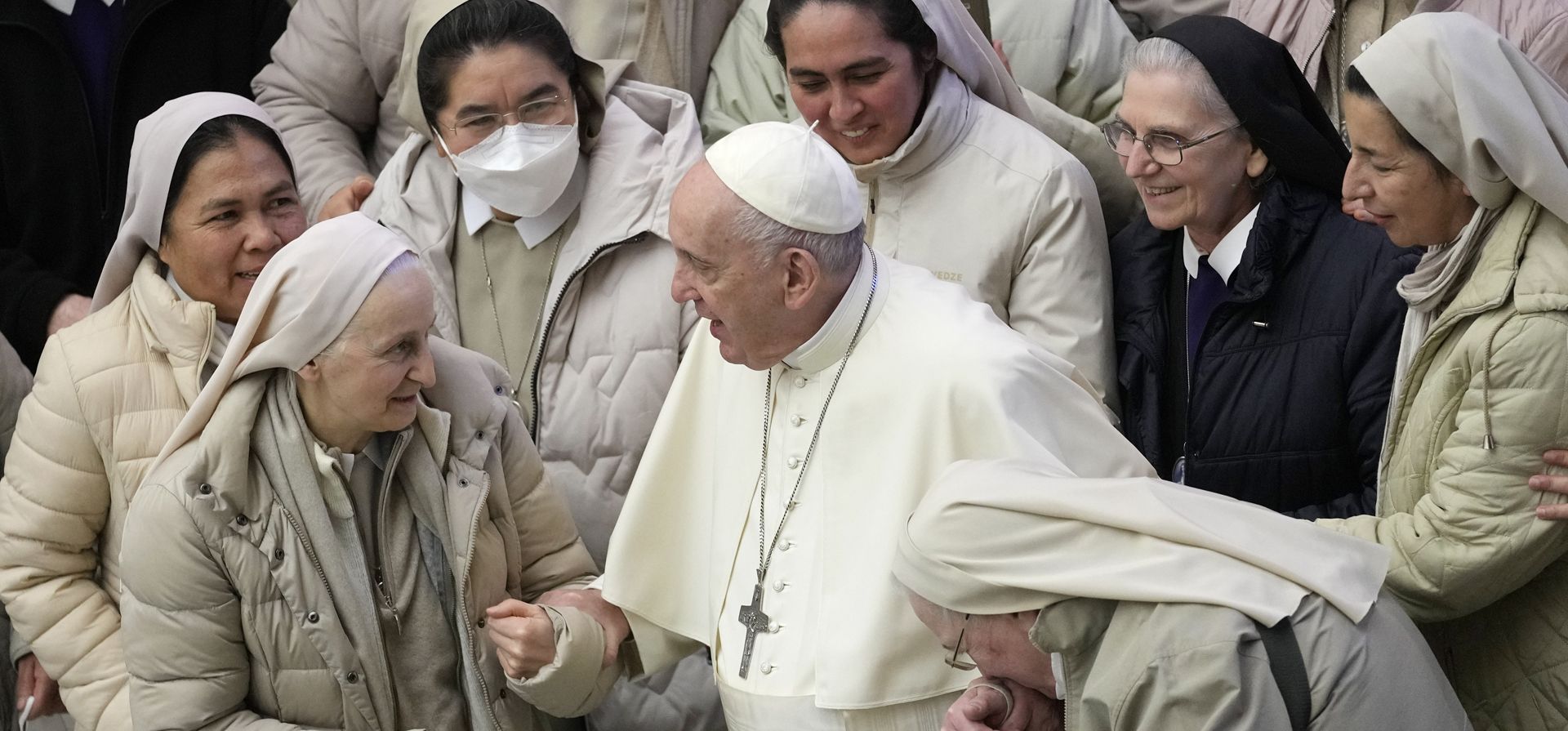 El Papa Francisco saluda a un grupo de monjas durante su audiencia general semanal en el Vaticano, el miércoles 19 de enero de 2022.