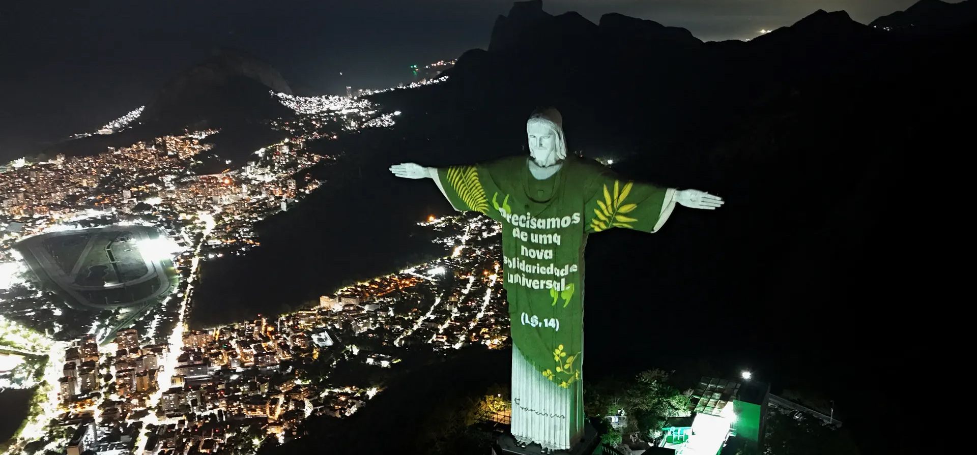 Una vista de dron muestra la estatua del Cristo Redentor con un mensaje proyectado del Papa Francisco, Río de Janeiro, Brasil. Fotografía: Pilar Olivares/Reuters Una vista de dron muestra la estatua del Cristo Redentor con un mensaje proyectado del Papa Francisco, Río de Janeiro, Brasil. Fotografía: Pilar Olivares/Reuters