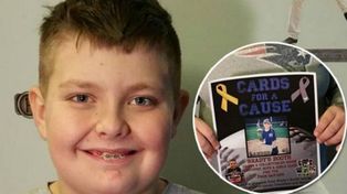 Un niño vende su colección de figuritas para ayudar a un amigo que sufre cáncer