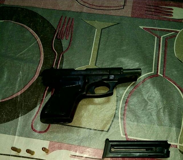 Bº Los Hornos: a plena mañana, lo apresaron tras disparar a otro con un arma de guerra
