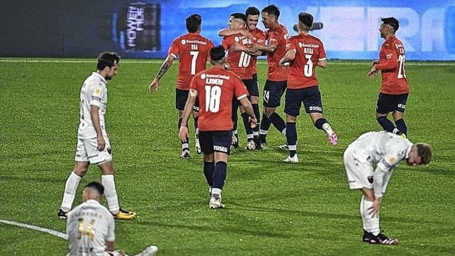 Colón fue goleado por Independiente 3-0 sumando su tercera goleada en contra en el torneo.