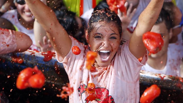 Tomatina, la batalla roja celebra su fiesta anual con un mensaje contra la homofobia
