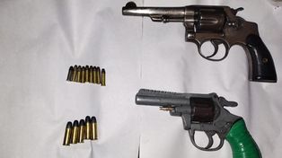 Un hombre fue detenido por efectuar tiros. Le secuestraron dos armas y cartuchos. Otro sujeto rompió el vidrio de un auto para robar una campera