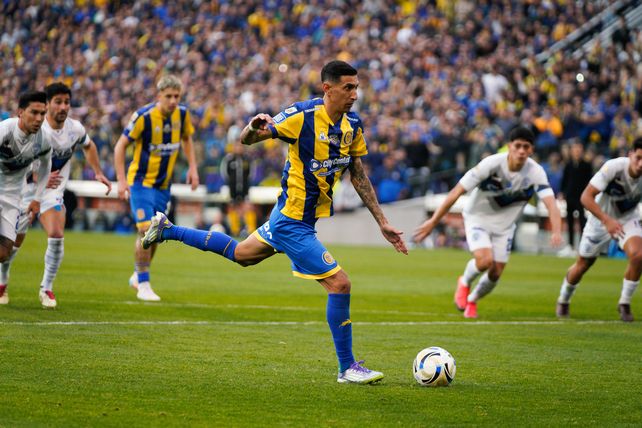 Angelito Di María convierte de penal, ante Godoy Cruz, uno de los dos tantos que tiene Central en el torneo.
