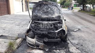 Los quemacoches atacaron en barrio María Selva