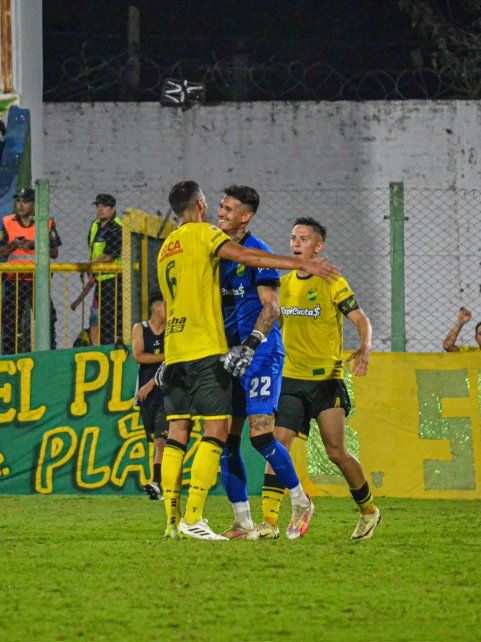 Los jugadores de Defensa y Justicia celebran la victoria ante Estudiantes.