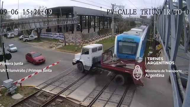 Suspendieron la licencia del camionero que cruzó la barrera y fue embestido por un tren
