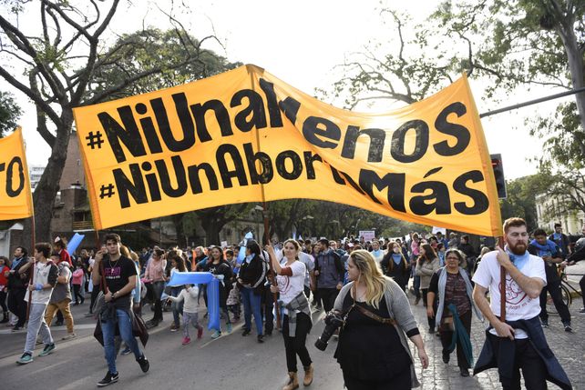 Pañuelos celestes. Militantes de grupos que rechazan el aborto.