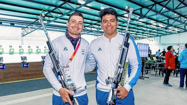 El santafesino Alexis Eberhardt (izquierda) logró medalla de plata en tiro en Asunción.