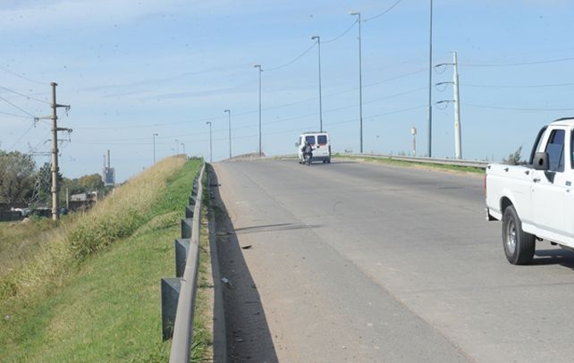 Puente de Sorrento. Ayer a las 8 dos policías fueron asaltados cuando iban en una moto a prestar un adicional.