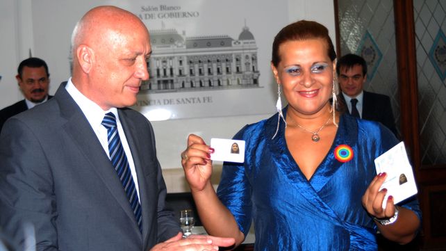 El gobernador Antonio Bonfatti entrega el primer DNI a una transexual obtenido vía administrativa.